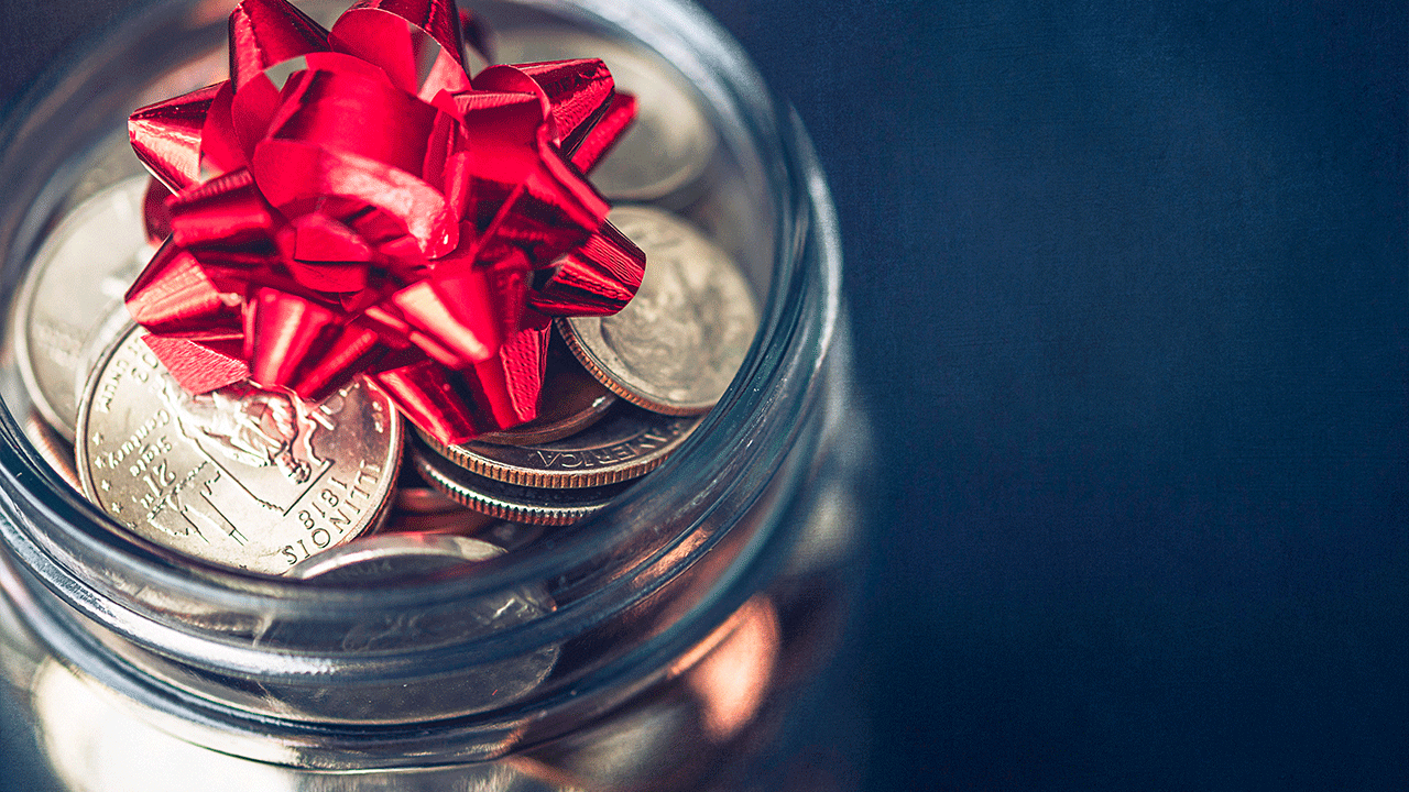 Ganhar dinheiro no final do ano, renda extra: pote com moedas e um enfeite natalino, representando os lucros obtidos com atividades de renda extra no final do ano&nbsp;