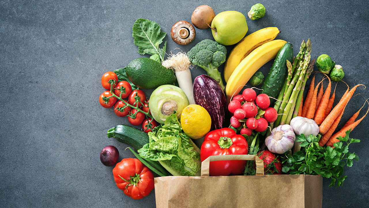 Aplicativos de desconto em supermercado, economia doméstica: sacola de papel com frutas e legumes