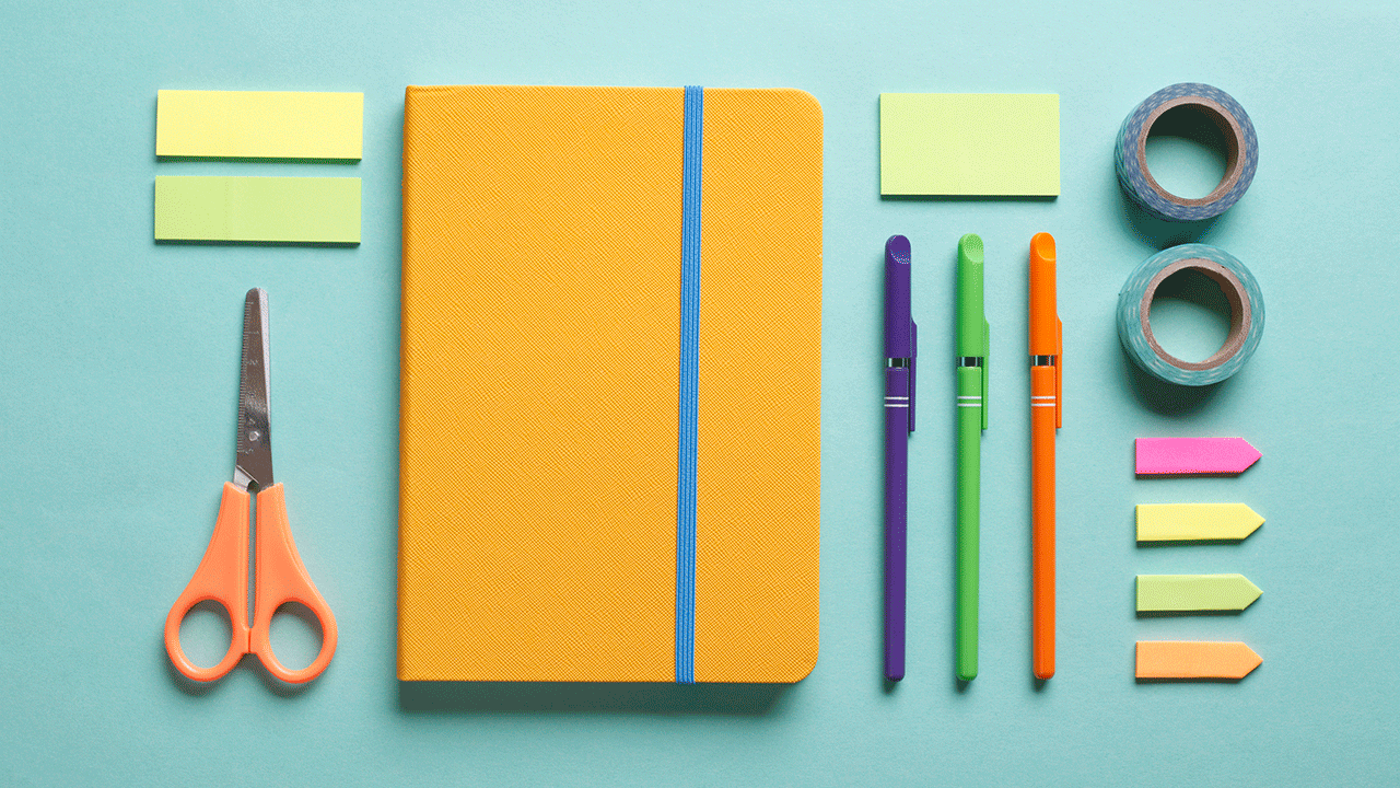 Reciclagem de material escolar: caderno, canetas, tesoura, post its e fitas podem ser usados para repaginar o material escolar