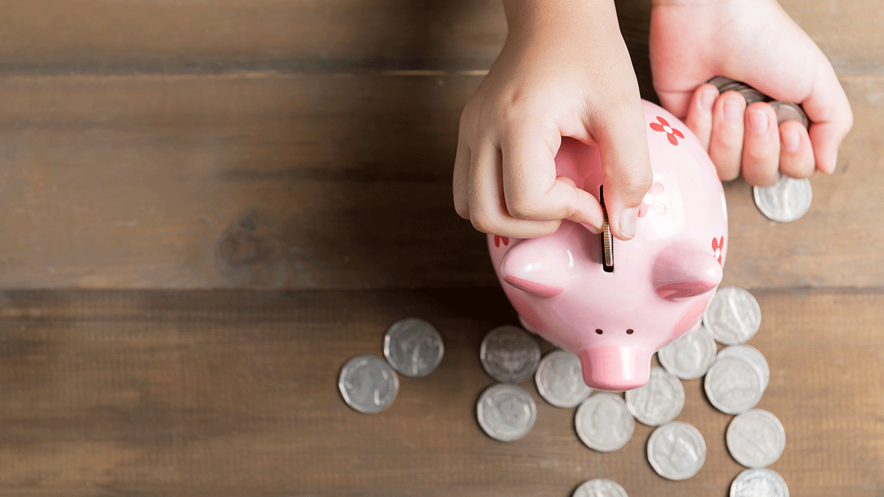 Porque é importante criar bons hábitos financeiros e disciplina para poupar: guardando moedas no cofrinho