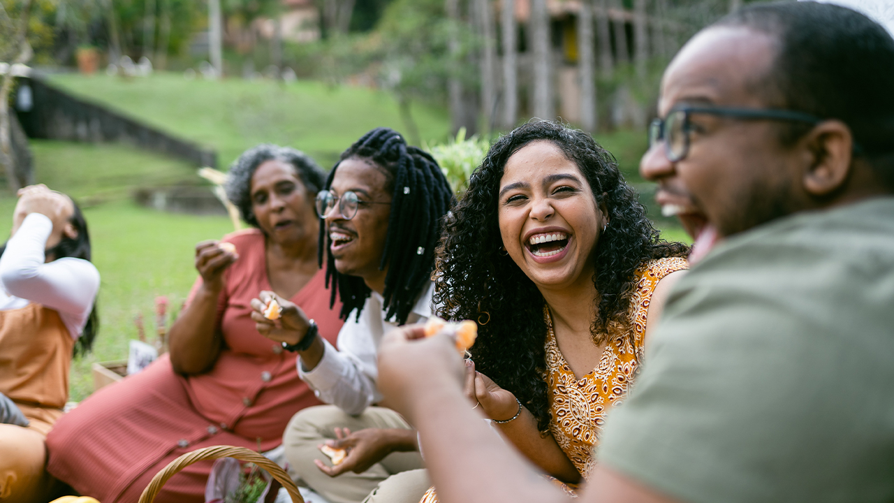 &nbsp;12 passeios gratuitos para celebrar o primeiro Dia das Mães pós-pandemia: família fazendo piquenique