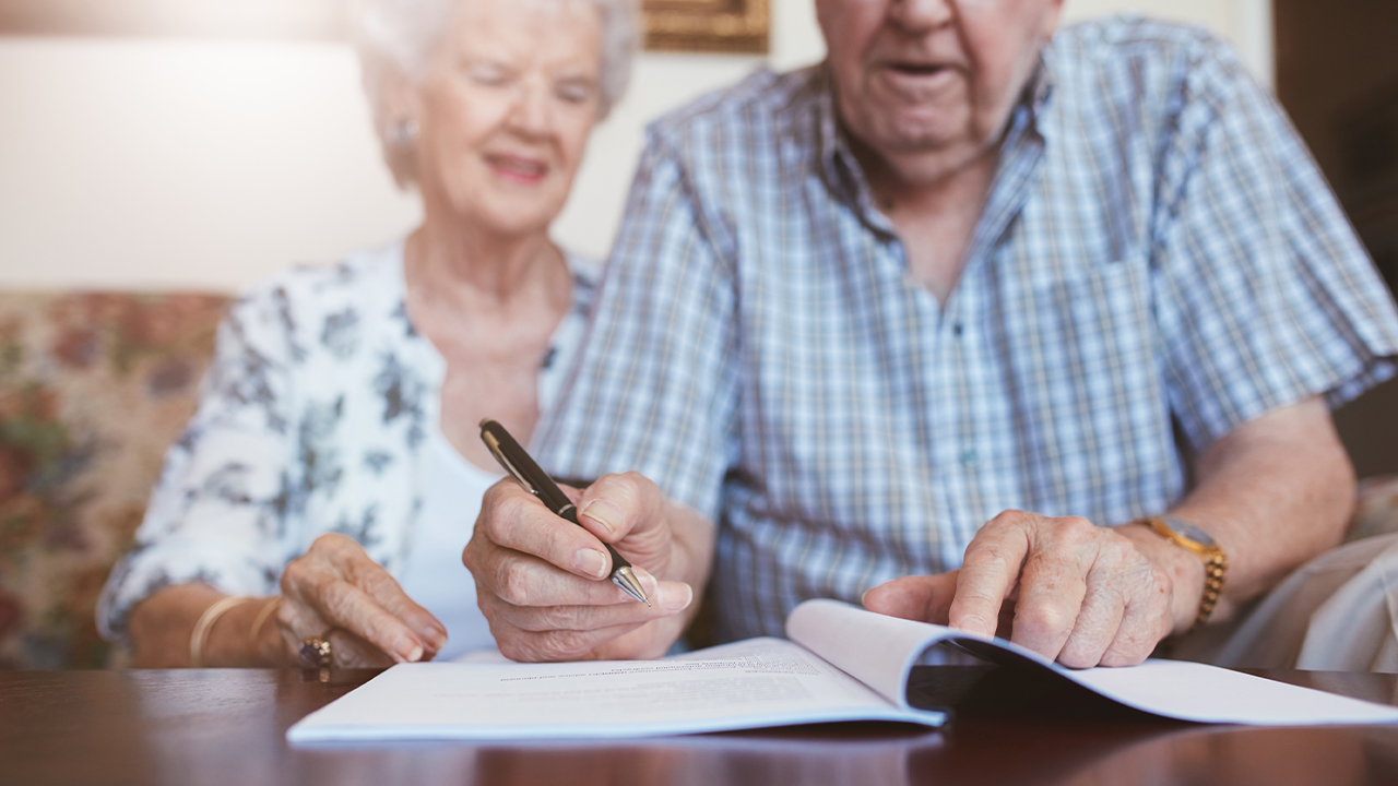 Tudo sobre o Crédito Consignado: casal de idosos fazendo planos juntos