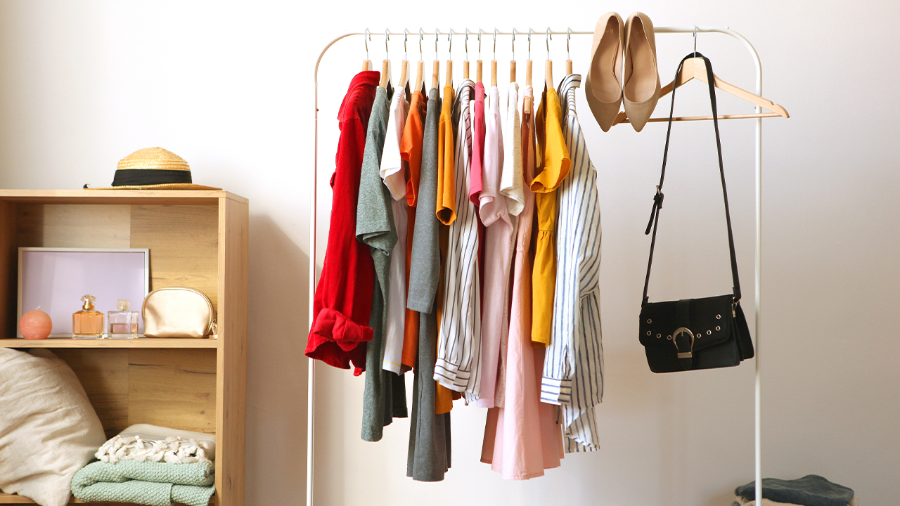 4 situações que devem ser bem planejadas em tempos de inflação alta: arara de roupas