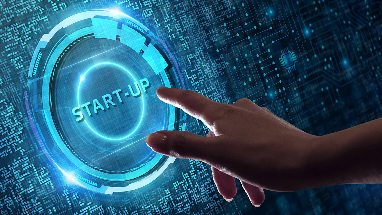 Empréstimos para empreendedores: mão clicando em botão start-up