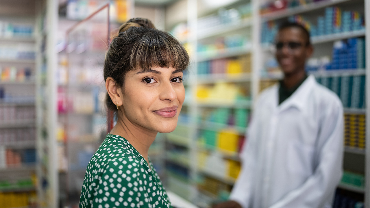 Remédios mais caros: veja 7 dicas para economizar: Mulher comprando remédios na farmácia