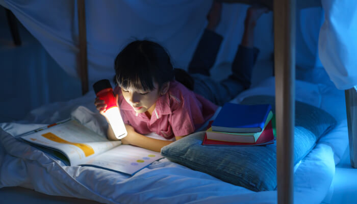 como ensinar os filhos a economizar energia